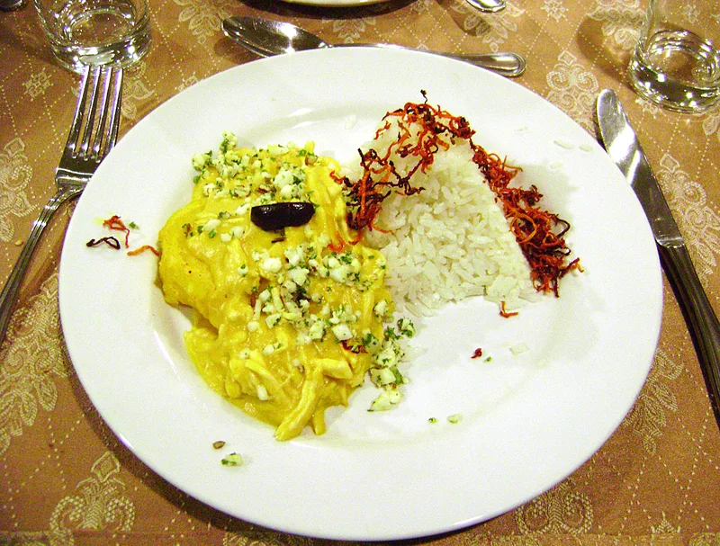 Plato de ají de gallina con arroz blanco y papa