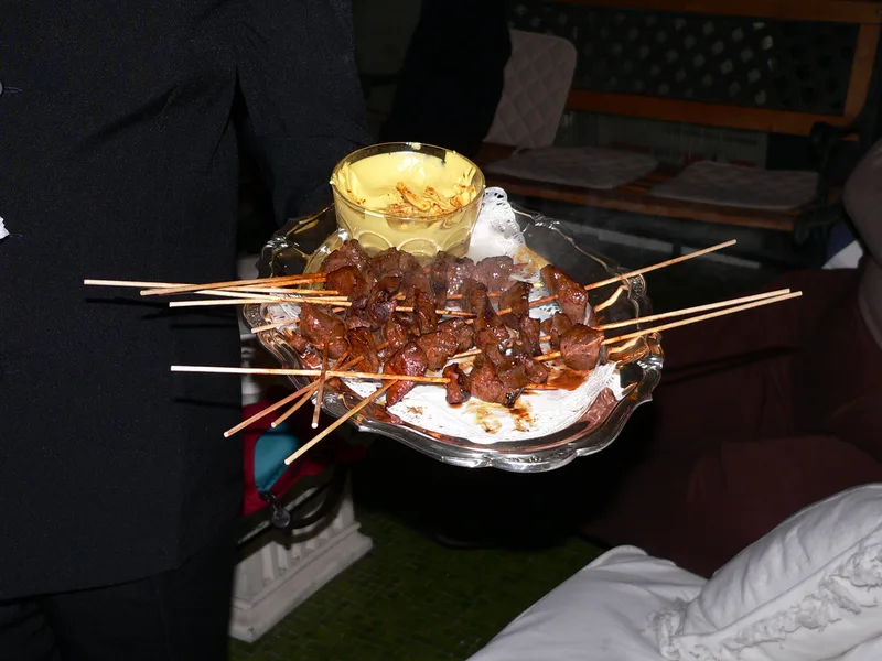 Anticuchos peruanos listos para servir