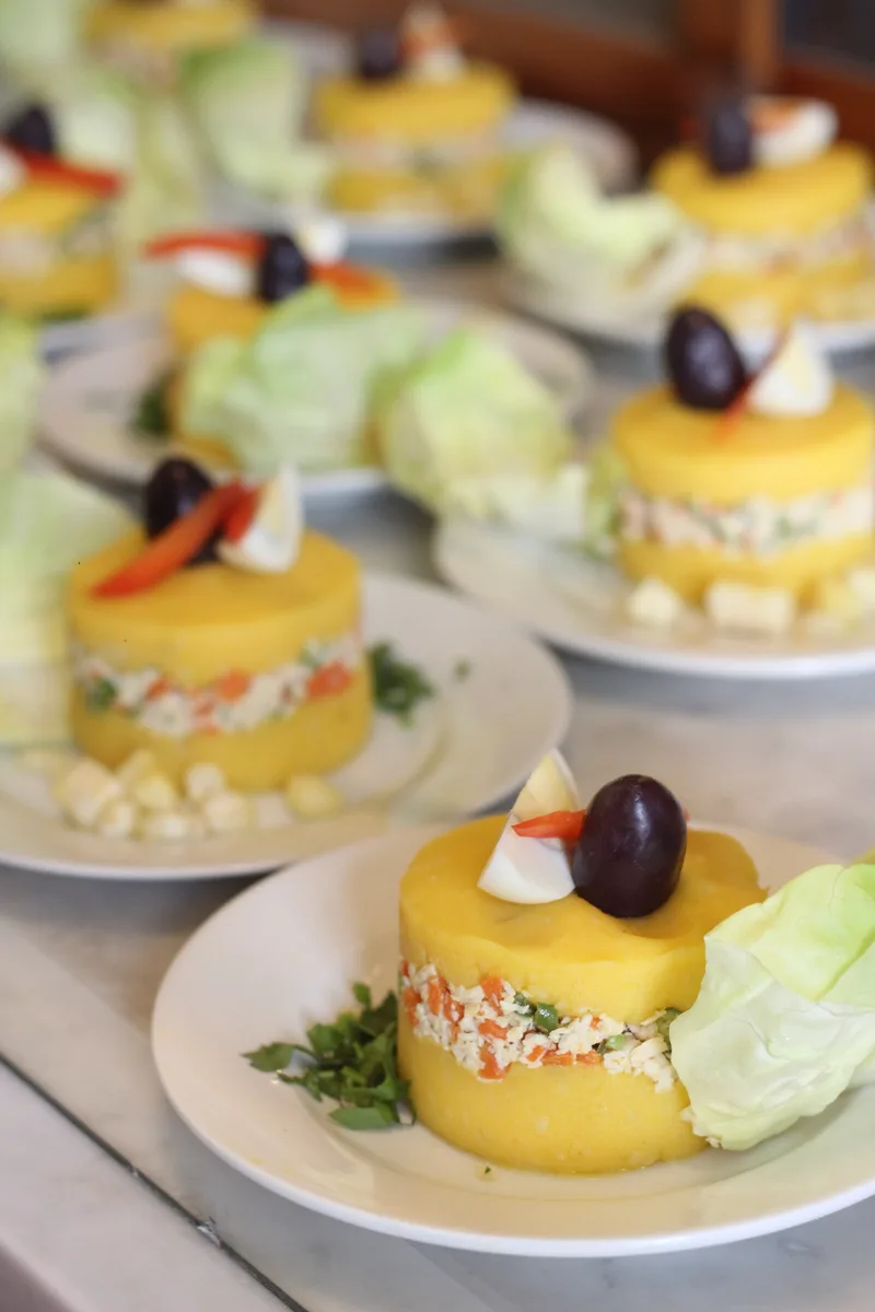 Causa limeña de papa amarilla con relleno
