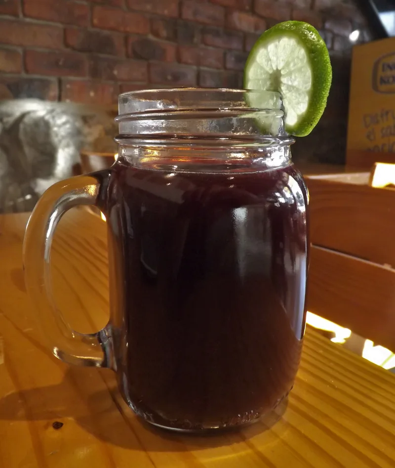 Vasos de chicha morada, la bebida de las fiestas peruanas