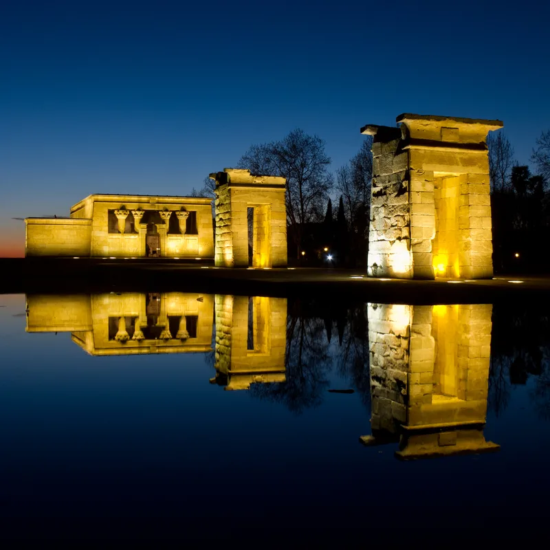 Templo de Debod al atardecer, junto al entorno del Pintor Rosales en Madrid
