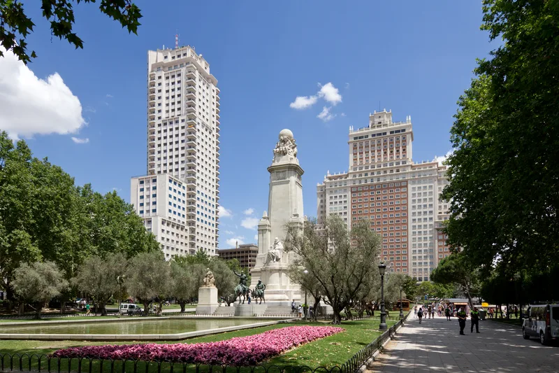 Plaza de España de Madrid con el monumento a Cervantes